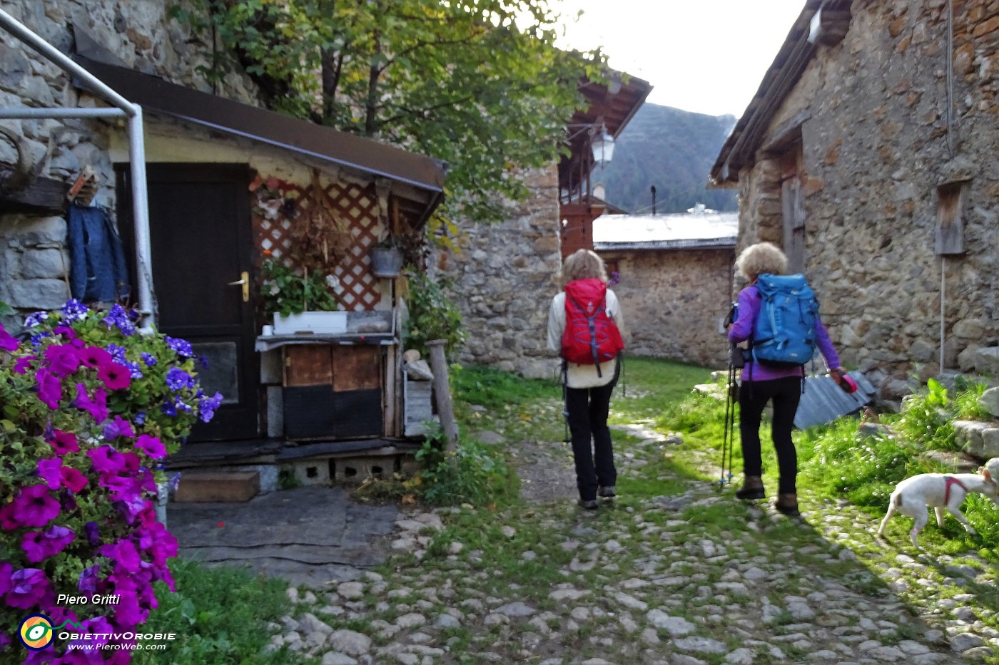 06 Partiamo da Piano, piccola frazione di Foppolo (1600 m).JPG